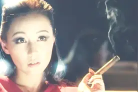 美女和小伙赌骰子，一打开骰盅立马小伙被征服，旁人羡慕的不得了视频封面