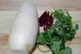 大妈用一根白萝卜拌凉菜，开胃下饭，做法简单，讲解很详细视频封面