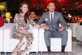 林丹紧握老婆高调秀恩爱，谢杏芳一身睡衣风性感优雅，眼神尴尬图片