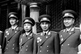 有人说，黄克诚天生后脑勺长“反骨”，授衔时他为何排名陈赓之前图片