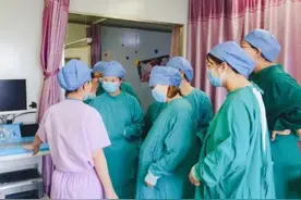 产妇在产房痛苦生娃，医生在一旁有说有笑，产妇听后却差点笑出声图片