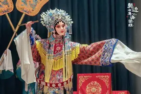 郭德纲都得等！85后小伙做的戏服件件"高级定制"，有钱都难买图片