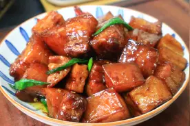 做红烧肉时，到底要不要焯水？教你一招，肉嫩软烂，肥而不腻图片