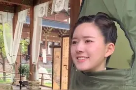 明星片场如何换衣服？看看赵露思的“换衣间”，网友都替她捏把汗图片