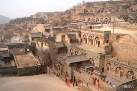 无人机在山西大山发现200年古村落，依山而建就像个布达拉宫图片