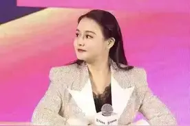 邹市明老婆因丰满翻车！西装内搭黑蕾丝又土又壮，小短腿让人看愣图片