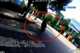 3名少年同乘，连闯4次堵卡，这辆摩托果然有问题图片