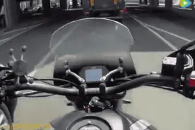 北京一轿车故意别撞摩托车，警方公布对双方处理结果图片