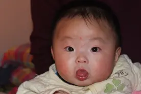 宝宝经常吐舌头？是生病还是另有深意？这7个知识点要掌握图片