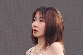 乃万身穿露肩豹纹裙说唱！身材却引起网友热议：乃万太辣了图片