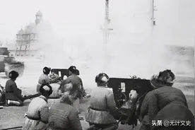 夜幕下两支部队相遇，都以为是自己人，一喊话才知道是敌军图片