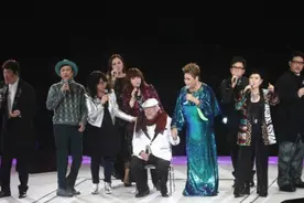 96岁乐坛教父开演唱会，众星捧场星光熠熠，周慧敏与黄凯芹合影图片