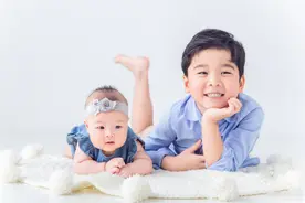 央视主持胡蝶罕晒娃，儿子脸蛋圆润萌味足，女儿长相神似爸爸陆川图片