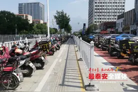 开辟外卖停车区域，铺设6000平米彩色路面，泰安万达周边停车更加规范图片