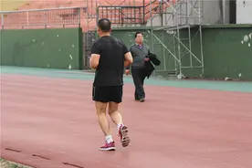 男子晨跑十年，身体发生了哪些变化？不都是好处，了解清楚图片