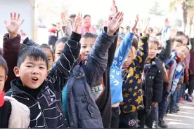 孩子上学由谁来接送？看似简单的小事，却暗藏着家庭的大学问图片