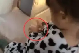 女儿找到老爸“私房钱”，直接上交给妈妈，爸爸：这小棉袄漏风图片