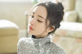 杨幂钻石口罩闪耀亮相波司登品牌活动，羽绒服配凉鞋？筷子腿抢镜图片
