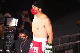 全场喝倒彩！英皇解约男星高调返港参加拳赛，被对手打到跪地认输图片