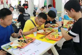 大学生每月花2000元生活费，父亲知道后怒吼：上大学不是去享受的图片