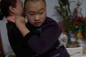 全家人照顾脑瘫孩子十五年，七岁小妹决定照顾哥哥一辈子图片