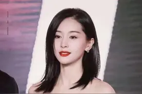 王子文真放得开！“巴掌大”抹胸配人鱼半身裙，美成“小妖精”图片