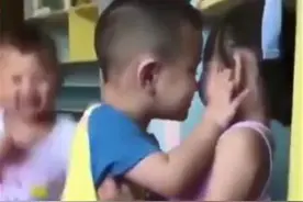 "撩妹男孩"走红，第一天去幼儿园就强吻女孩，网友：真没家教图片
