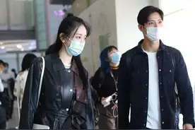 海陆张峻宁罕见走机场，穿皮衣配牛仔裤时尚显瘦，看着比男生还帅图片