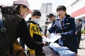 我市集中销毁非法出版物2.1万册，淫秽色情光盘1.2万盘图片