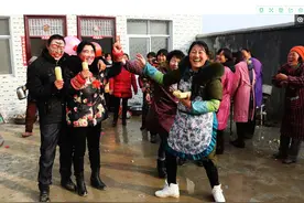事发驻马店市确山县一婚礼现场，新郎父母叔叔婶婶都被打上了花脸图片