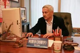 18年前一个俄国人办签证被拦，急忙说出：我是刘少奇的孙子图片