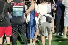 湖北某高校新生偷拍多名女生裙底，被学校严肃处理，网友：高校一日游图片