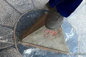 这块石头把一条街分给3个省，每个游客都要踩一脚图片