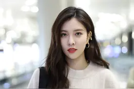 美图欣赏，宋妍霏清晨赶机，与镜头互动，美艳动人图片