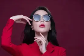 美女的便宜占不得图片