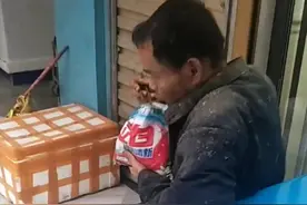 江西赣州工地，56岁大叔拿着洗衣粉袋子吃午餐，看完莫名心酸图片