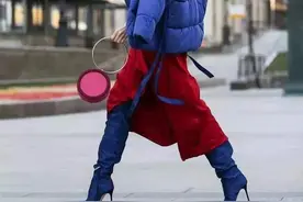 怪不得女人都不穿小白鞋了，今年流行“彩色靴”，时髦显高又耐脏图片