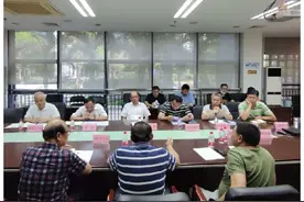海口市副市长冯鸿浩接访群众图片
