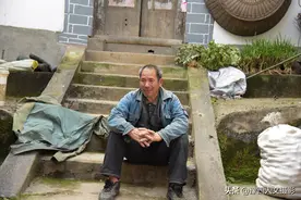 深山农户养黑猪，养一头赔600块，大叔：不指望挣钱，零存整取图片