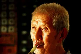 给八十五岁的爷爷送个礼物，却挨了“尅”，小青年敬老献孝心图片