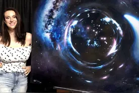 她的画会在黑夜中发光，画作和画家一样迷人，神秘有吸引力图片