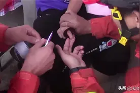 泰安“熊孩子”手卡铁片 消防员花式哄娃：给你买猪蹄吃图片