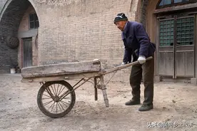 山村能人大叔制造木轮车，用了60年，现在15000元不卖图片
