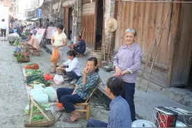 广东富婆有多低调？租户路边买菜后惊叹：房东你怎么在这里卖菜？图片