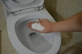 马桶里撒一把，不管多脏多厚的污渍，一冲就干净，省钱又实用图片