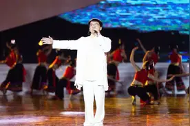 接地气！成龙用海南话演唱海南经典民歌《久久不见久久见》视频封面
