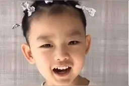 “最美宅视界”看大庆“潮妈”在家如何给娃烫发图片