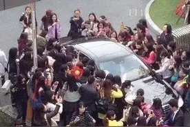 香港街头明星遍地走，陈慧琳买菜，陈奕迅赤膊上街，最服谢霆锋！图片