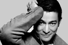 经典修复，刘德华92年《独自去偷欢》舞台现场表演，老大真的帅图片