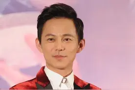 比林志颖还厉害的“冻龄男神”，成龙猜他25岁，实际年龄超郭德纲图片